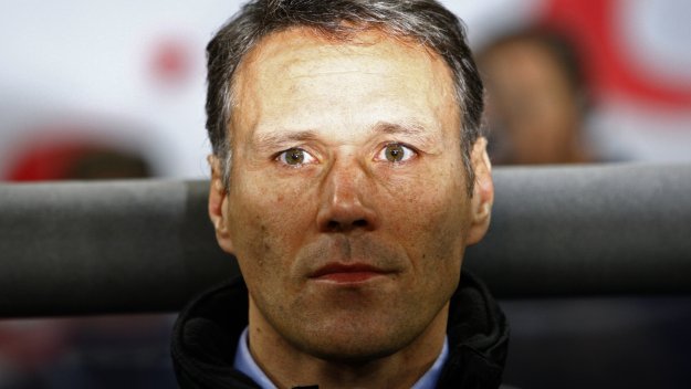 Ван Бастен поема АЗ Алкмаар