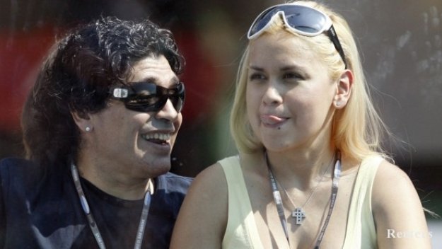 Марадона налетя на бой, за да брани жена си + ВИДЕО