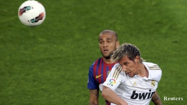 Барса чака оферти за Дани Алвеш, той не иска да се маха