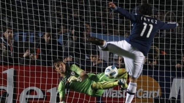 Уругвай изхвърли Аржентина от Копа Америка след уникална драма + ВИДЕО