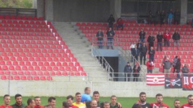 На заден план на снимката се виждат феновете, които подкрепят аматьорите от ЦСКА 1948
