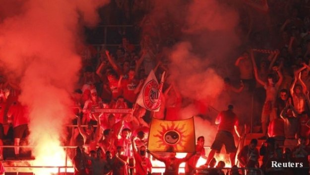 Намушкаха с нож фенове на Байерн в Неапол