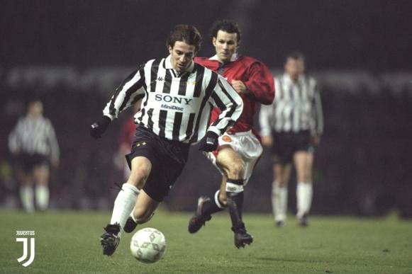<p><strong>Манчестър Юнайтед &ndash; Ювентус, 1999 г.&nbsp;</strong></p>

<p>През 1999 г. двата отбора се срещат в 1/2-финал от Шампионска лига. След 1:1 на &quot;Олд Трафорд&quot;, Юве повежда с 2:0 в Торино, но губи с 2:3 и отпада.</p>

<p>Снимка: Juventus.com</p>
